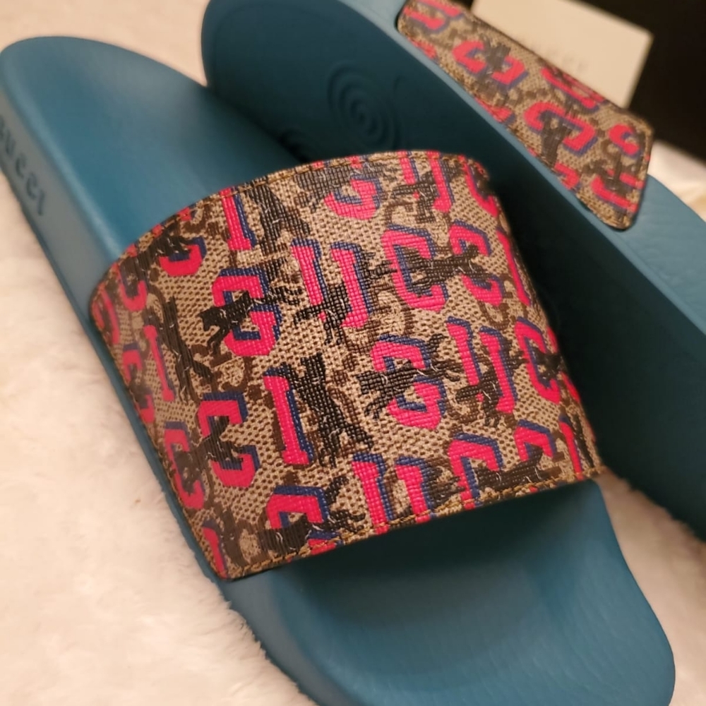 Gucci GG supreme wolf sliders